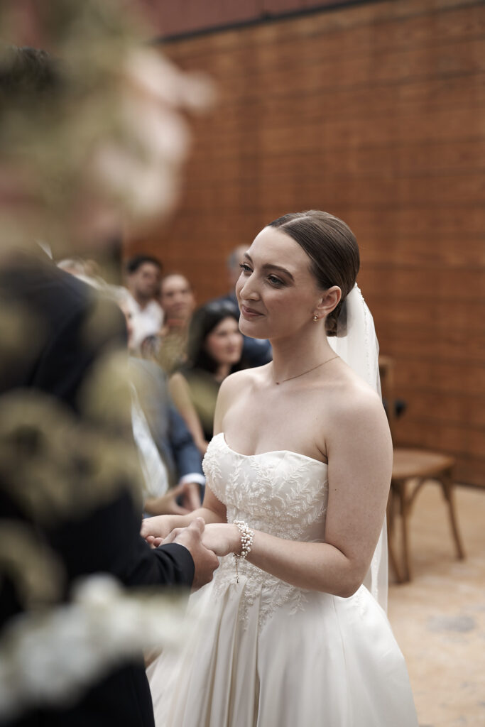 Schwarz-Weiß-Aufnahme der Braut während der freien Trauung auf dem Weingut Arvad in der Algarve beim Halten der Hände des Bräutigams