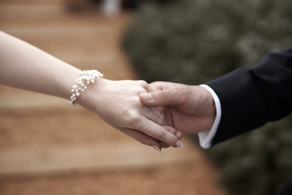 Diese Aufnahme zeigt den Weg durch den Garten zum Weingut Arvad in der Algarve, eingerahmt von Lavendel, mediterranen Pflanzen und dem markanten Arvad Schriftzug. Das Bild ergänzt die Hochzeitsreportage mit einem klaren Eindruck der Location und ihrer warmen, natürlichen Atmosphäre.