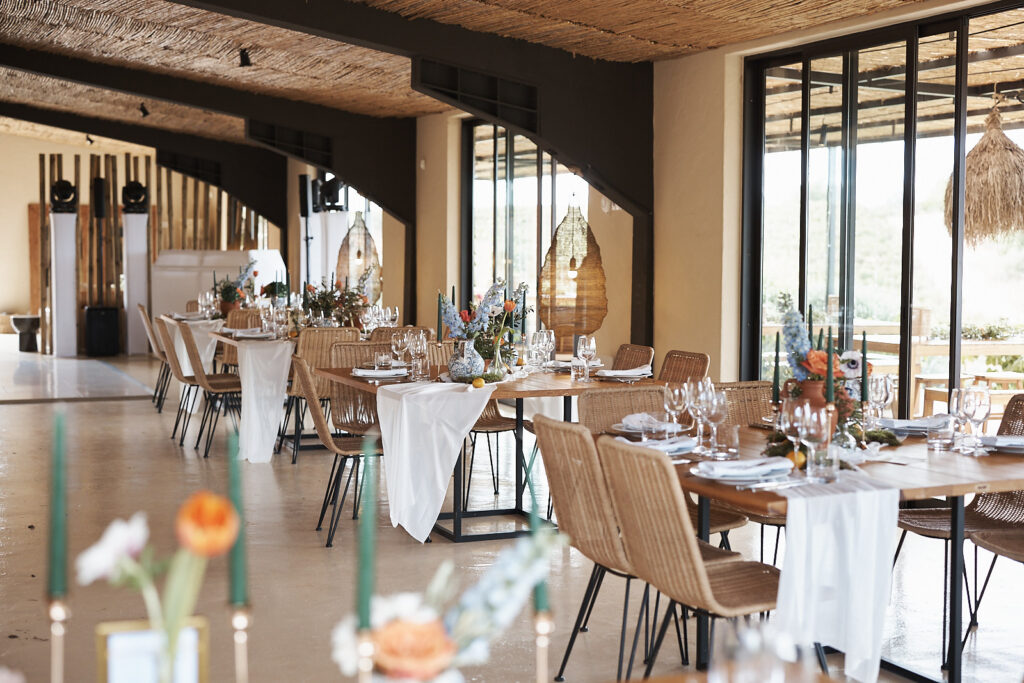 Festlich gedeckte Tische im Empfangsraum des Weinguts Arvad in der Algarve