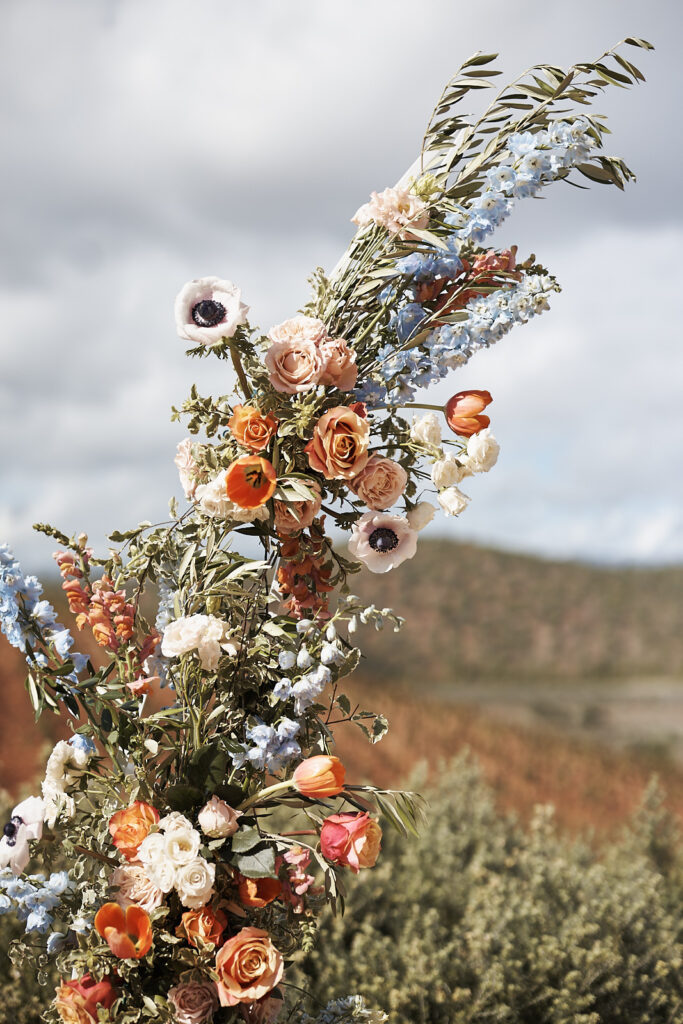 Diese Detailaufnahme zeigt einen festlich gedeckten Hochzeitstisch im Weingut Arvad in der Algarve. Blumenarrangements, Kerzen, Glaswaren und natürliche Materialien schaffen eine stilvolle Atmosphäre und ergänzen die Hochzeitsreportage um elegante Dekorationsdetails.