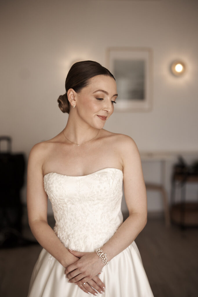 Schwarz-Weiß-Porträt der Braut im Brautkleid während der Vorbereitungen zur Hochzeit im Weingut Arvad