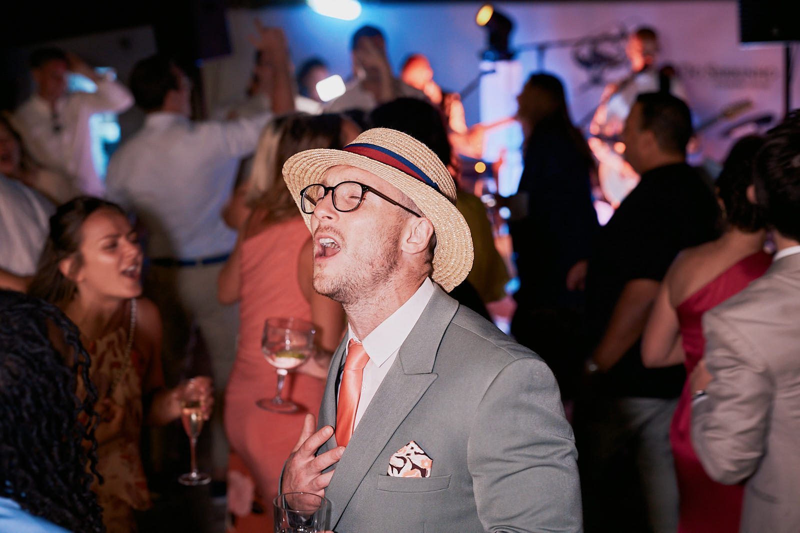 Hochzeitsgäste tanzen während der Abendfeier bei einer Hochzeit an der Algarve