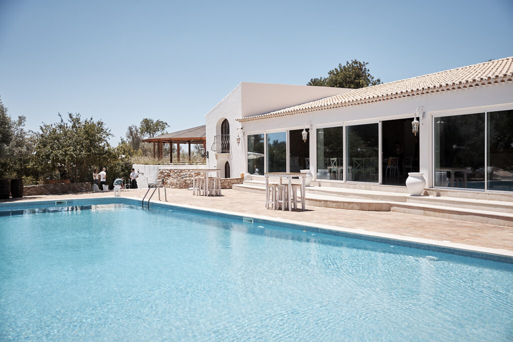 Außenansicht von Monte do Serrinho an der Algarve, Portugal, mit Pool, Terrasse und weißer Architektur