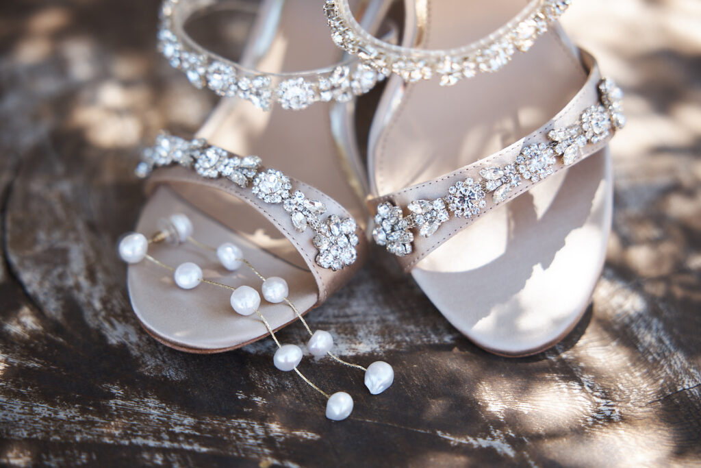 Brautschuhe mit Kristallriemen und Perlenhaarschmuck im Monte do Serrinho an der Algarve, Portugal