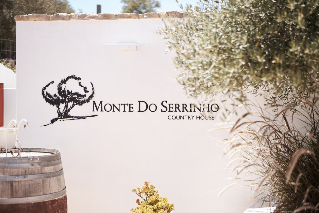 Schild von Monte do Serrinho Country House an der Algarve, Portugal