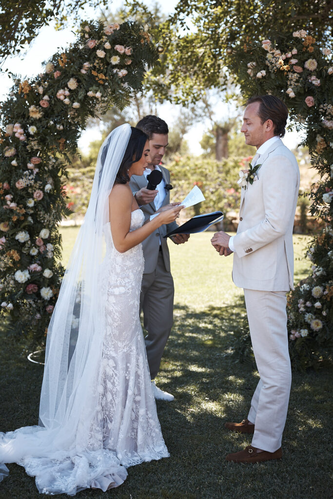 Braut liest ihr Eheversprechen während der freien Trauung im Monte do Serrinho an der Algarve, Portugal
