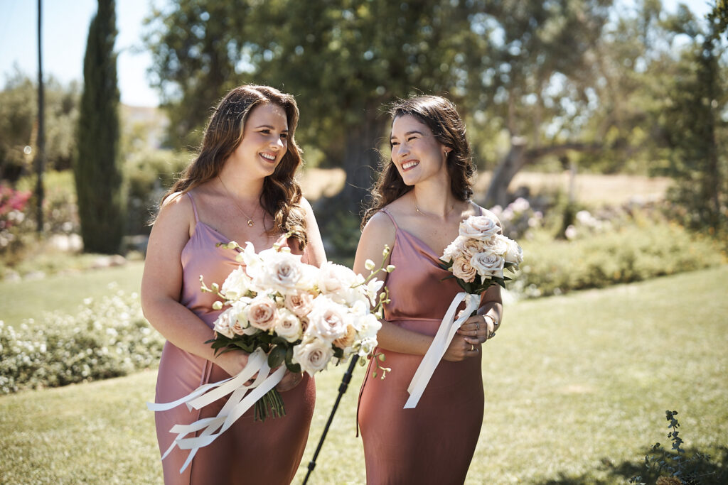 Zwei Brautjungfern mit Blumensträußen während der Trauung im Monte do Serrinho an der Algarve, Portugal