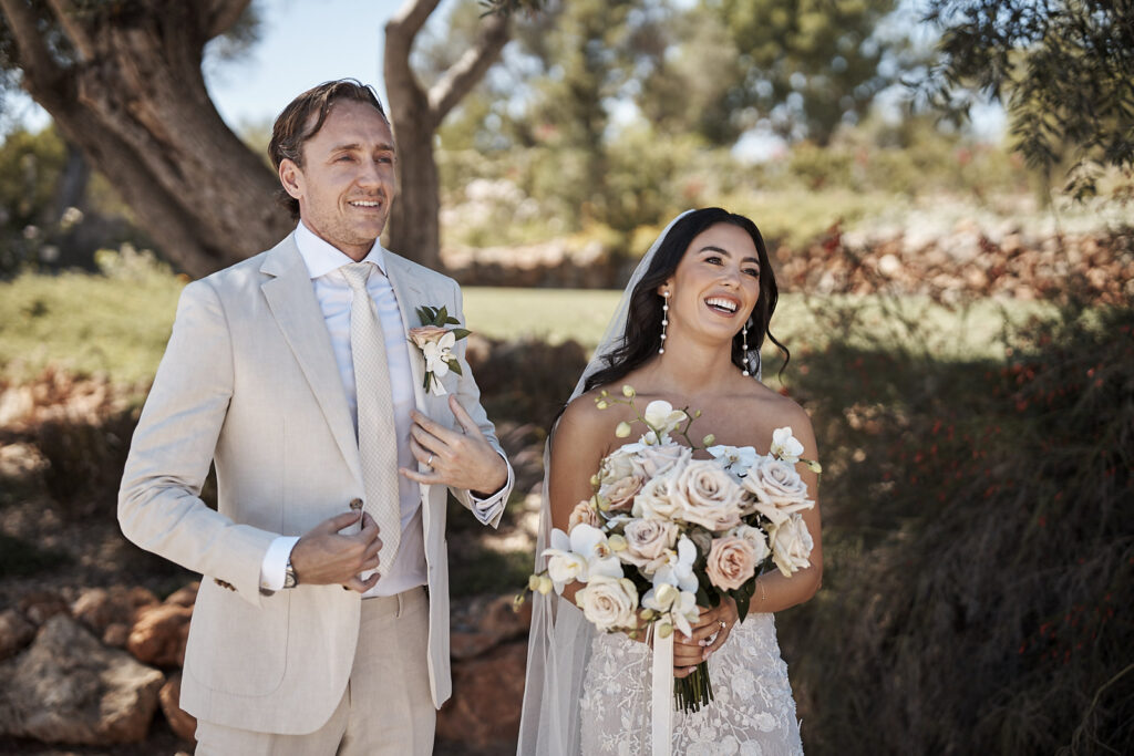 Braut und Bräutigam stehen mit Brautstrauß nach der Trauung im Garten von Monte do Serrinho an der Algarve