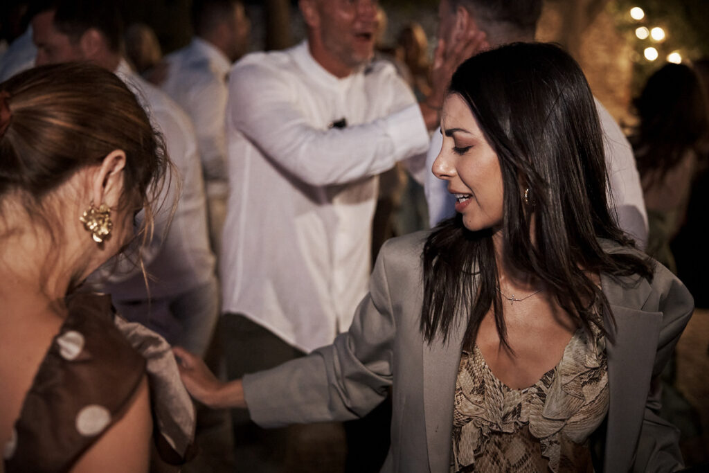 Hochzeitsgäste tanzen am Abend bei der Feier im Monte do Serrinho an der Algarve