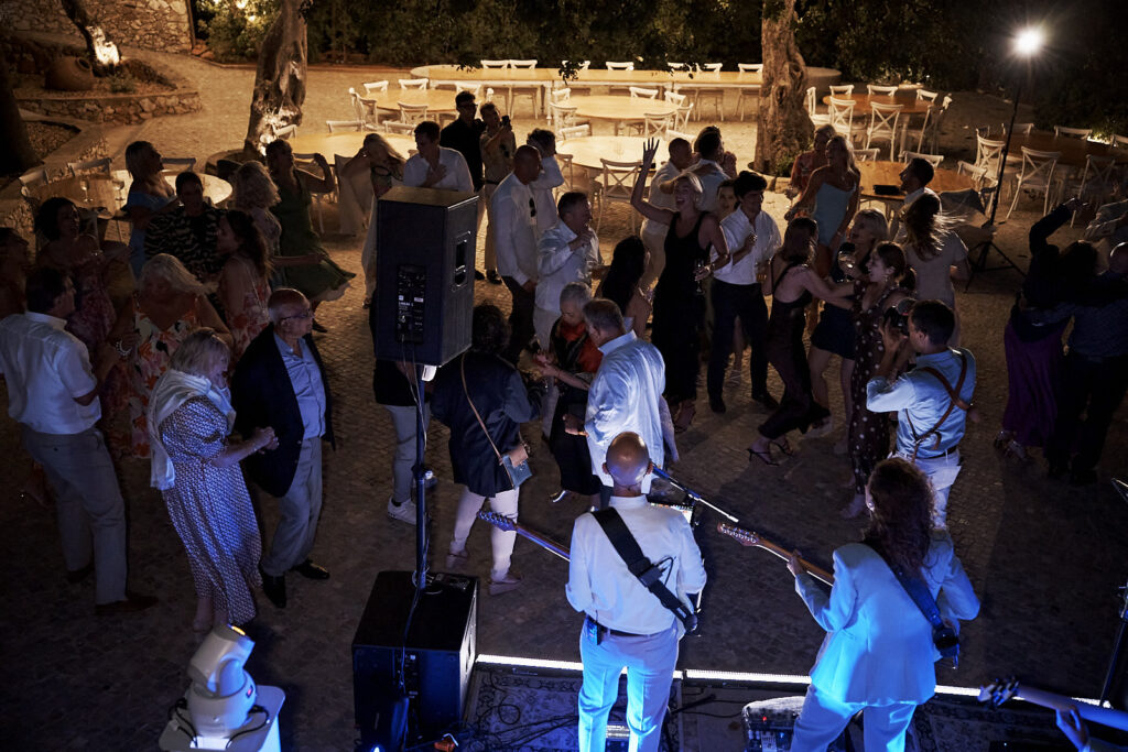 Hochzeitsgäste tanzen am Abend vor der Live-Band bei der Feier im Monte do Serrinho an der Algarve