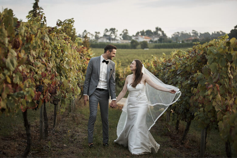 Braut und Bräutigam bei ihrer Hochzeit im Monverde Wine Experience Hotel zwischen den Weinbergen in Portugal