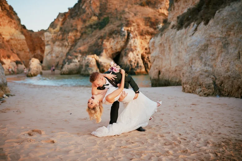 Brautpaar am Strand beim Pestana Alvor Praia an der Algarve in Portugal