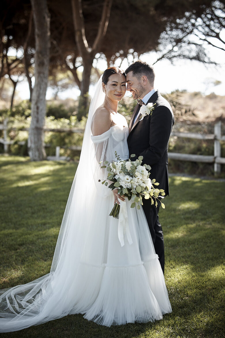 Braut und Bräutigam bei einem Porträt im Pine Cliffs Resort an der Algarve