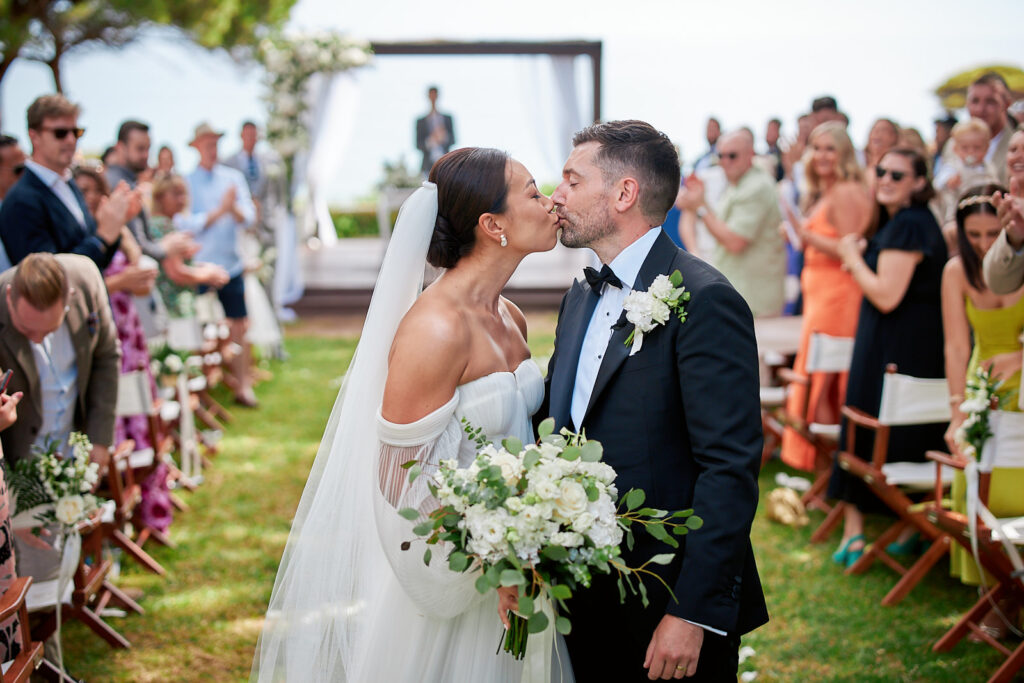 Brautpaar küsst sich nach der Trauung im Pine Cliffs Resort an der Algarve