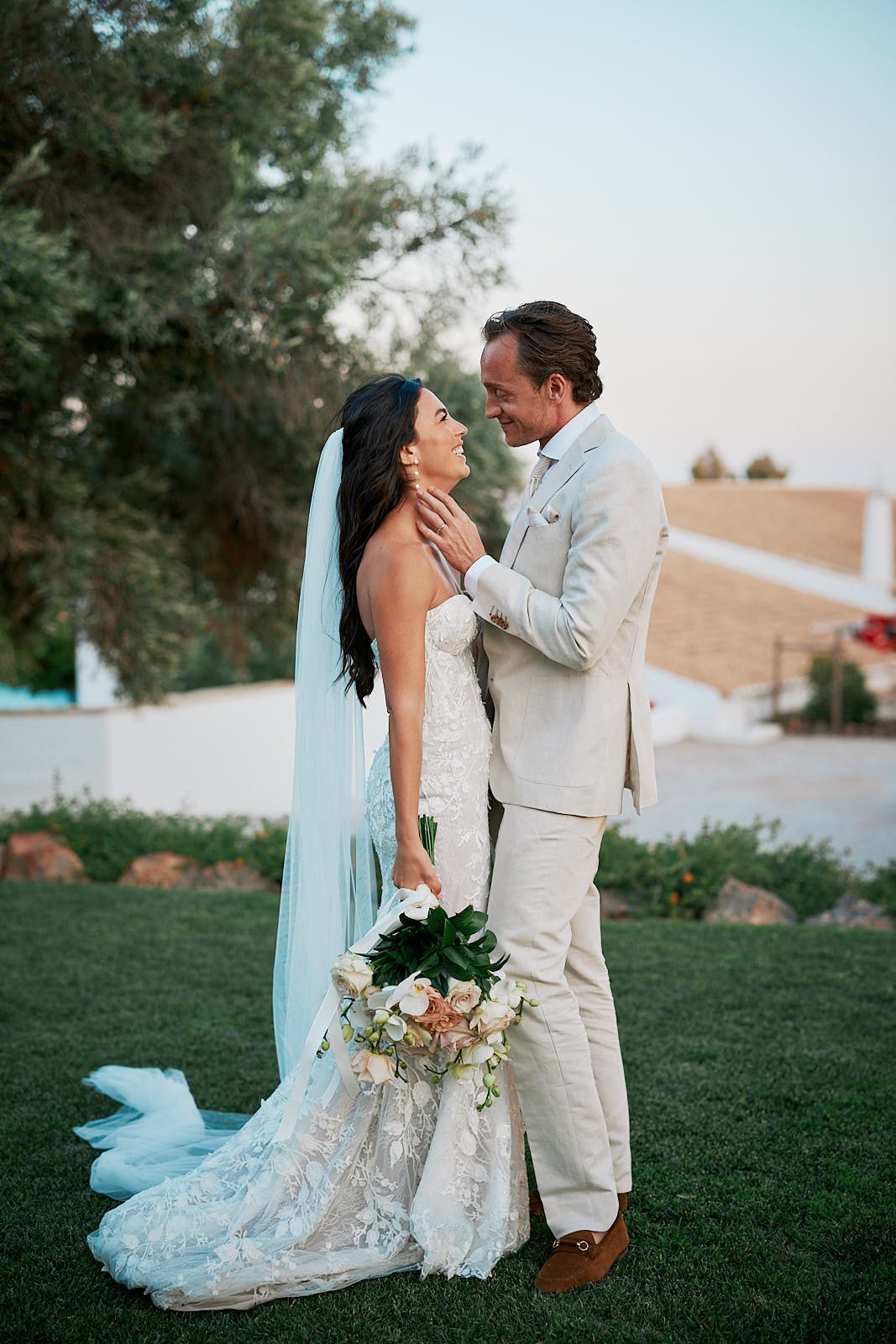 Romantisches Brautpaarportrait während einer Hochzeit an der Algarve