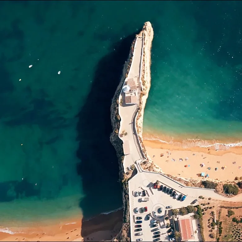 Drohnenaufnahme der Kapelle Senhora da Rocha an der Algarve in Portugal