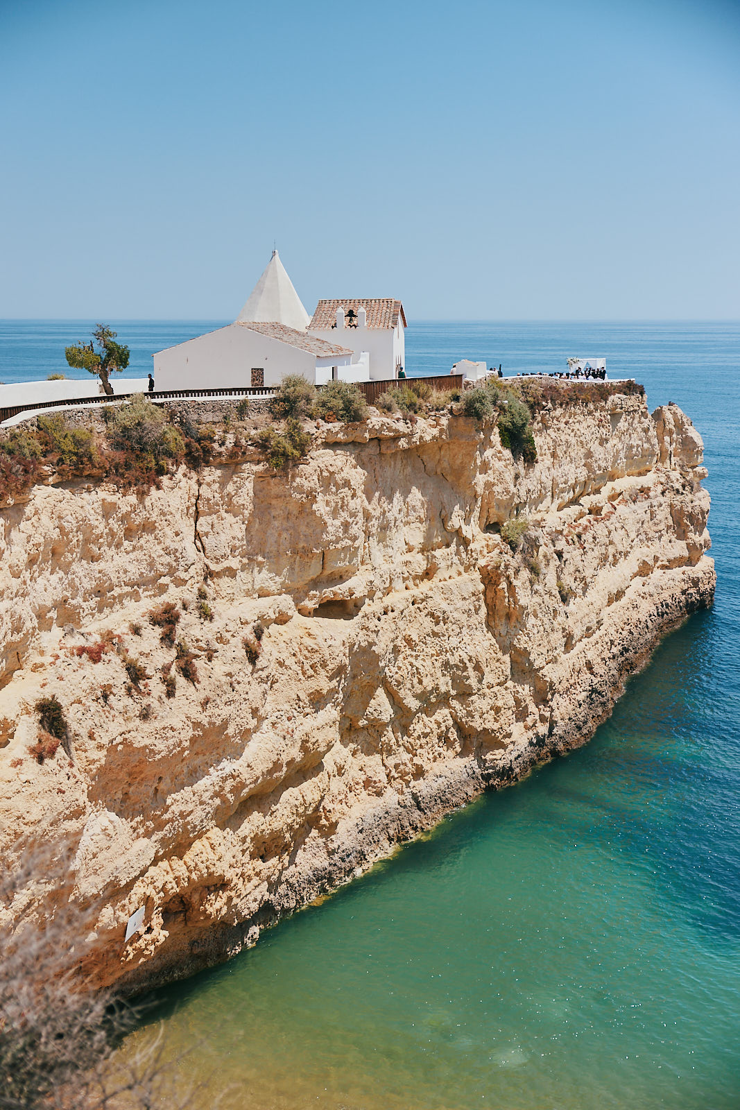 Kapelle Senhora da Rocha auf den Klippen der Algarve in Portugal mit Blick auf den Atlantik