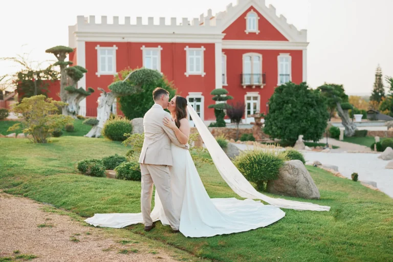 Brautpaar vor dem Solar do Paço an der Algarve bei einem eleganten Hochzeitsporträt