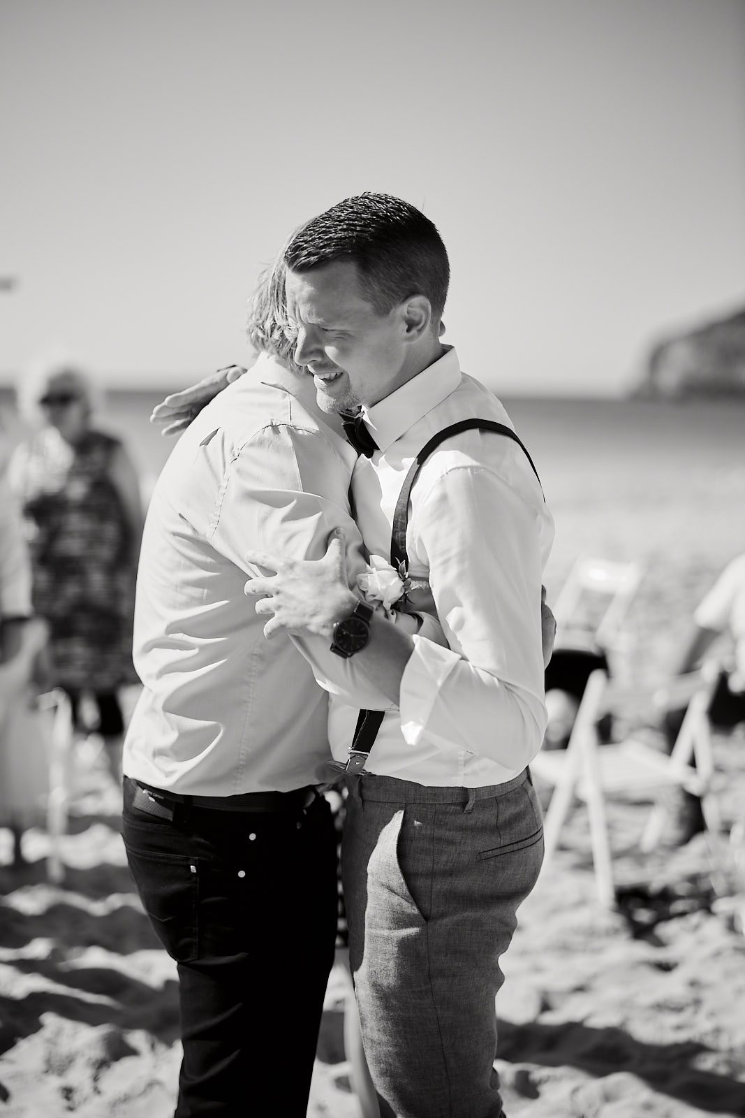 Emotionale Umarmung bei einer Strandhochzeit an der Algarve nach der Trauung