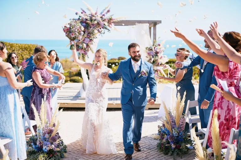 Just-married Moment von Robert und Kelsey im Vila Alba Resort an der Algarve mit Meerblick